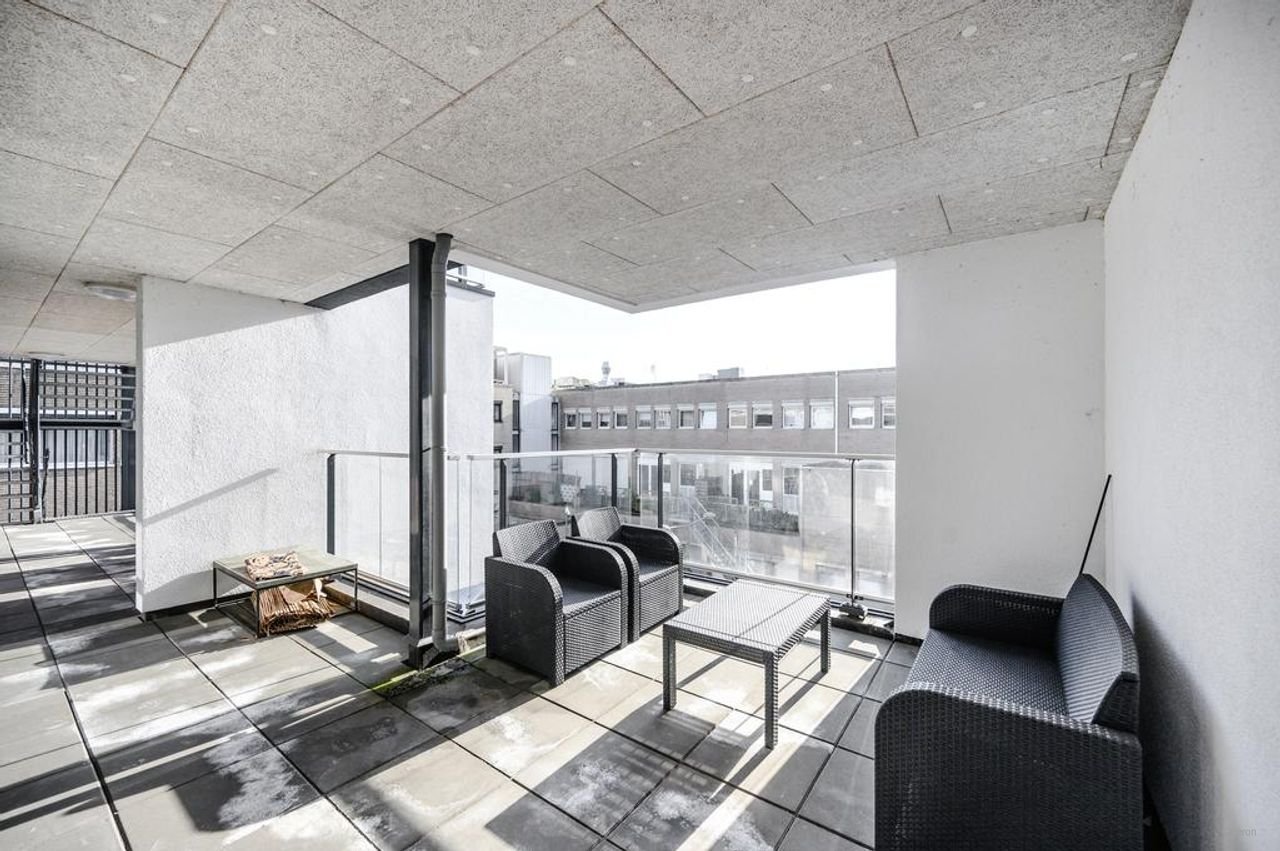 Modern 1-bedroom apartment in Almere City Centre - Image 11