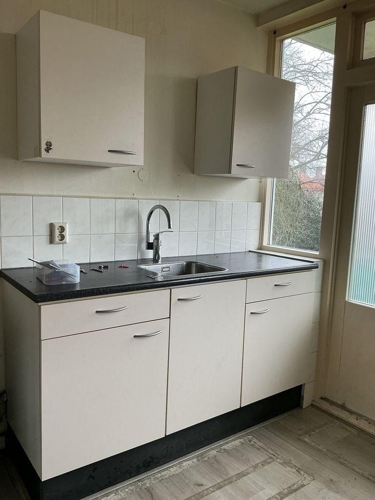 Spacious 3-room apartment (113 m²) with balcony - Image 1