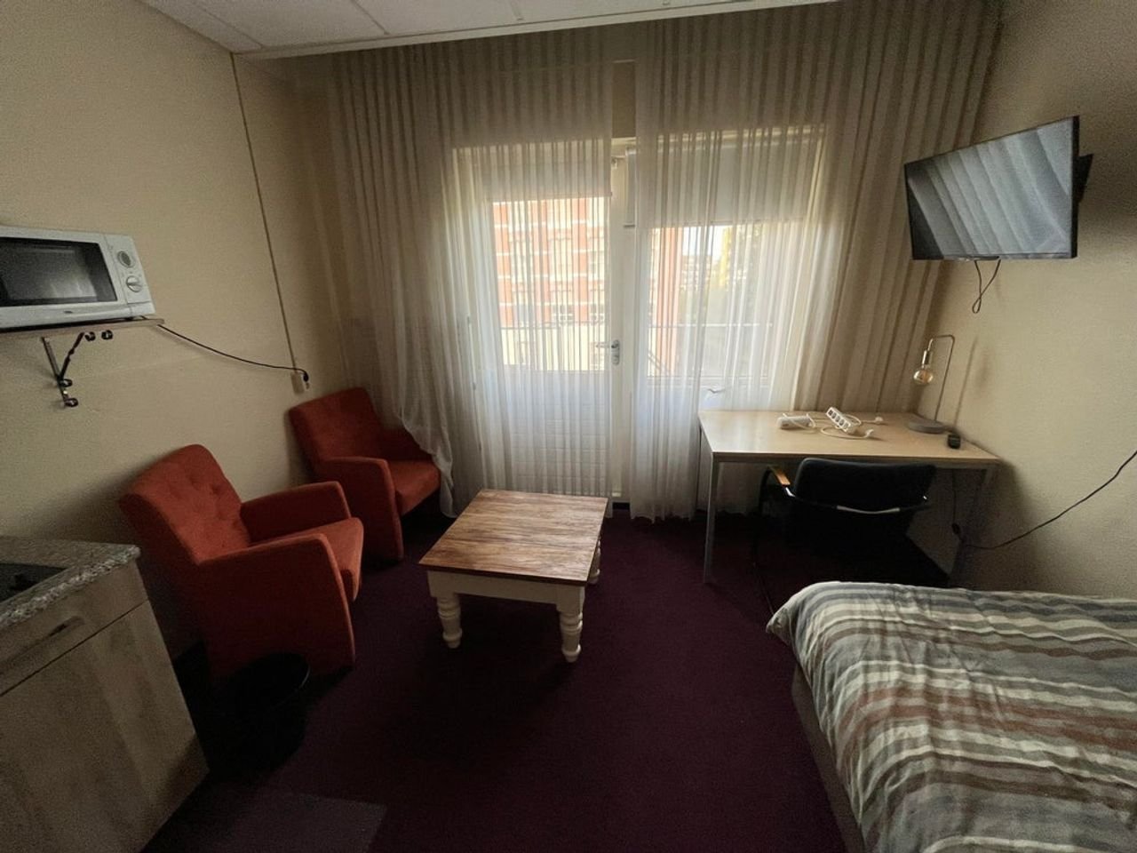 Furnished studio with roof terrace in Enschede - Image 2