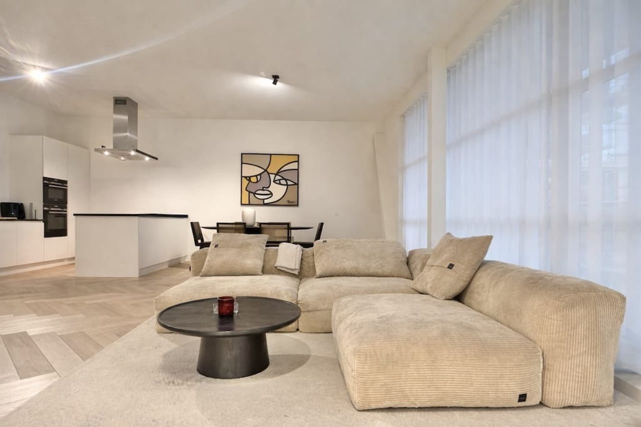 Spacious 4-room apartment with two balconies - Image 4