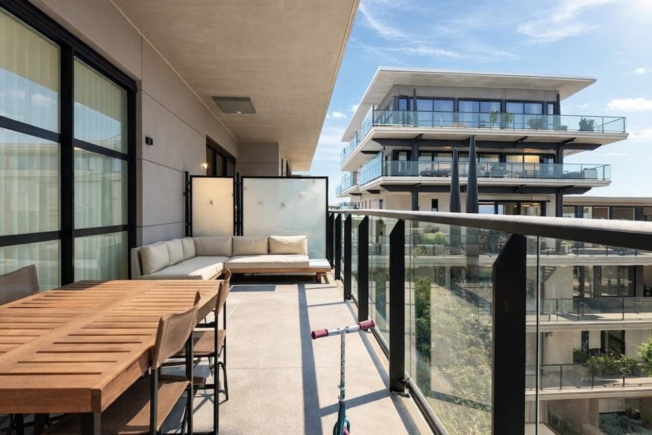 Spacious 4-room apartment with two balconies - Image 2