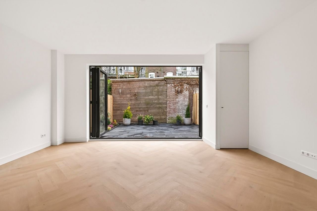 Renovated ground-floor apartment with garden in De Pijp - Image 2