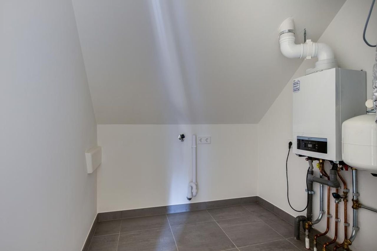 Renovated 1930s home with garden - Image 29