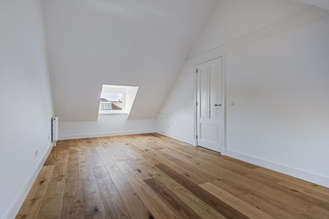 Renovated 1930s home with garden - Image 28