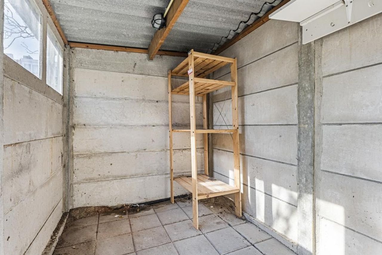 Renovated 1930s home with garden - Image 34