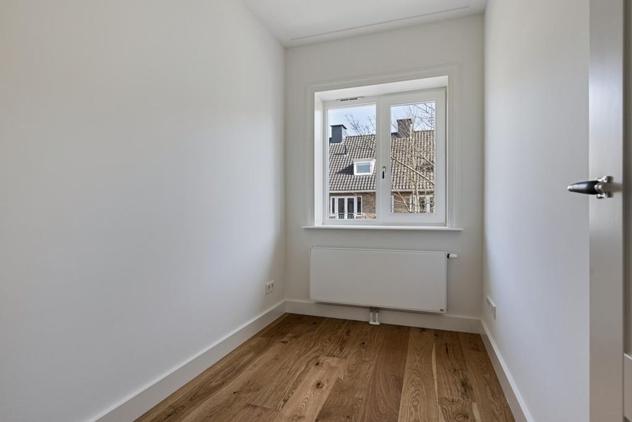 Renovated 1930s home with garden - Image 26