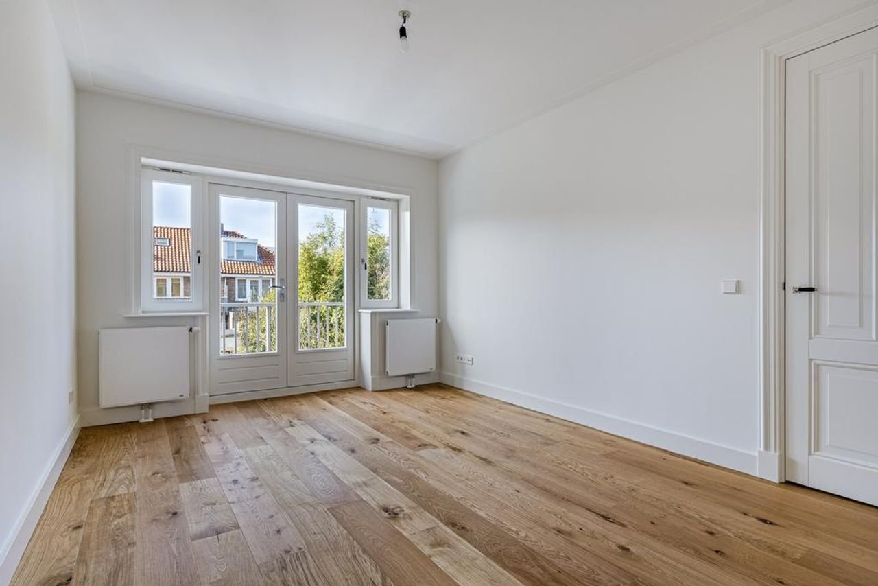 Renovated 1930s home with garden - Image 20