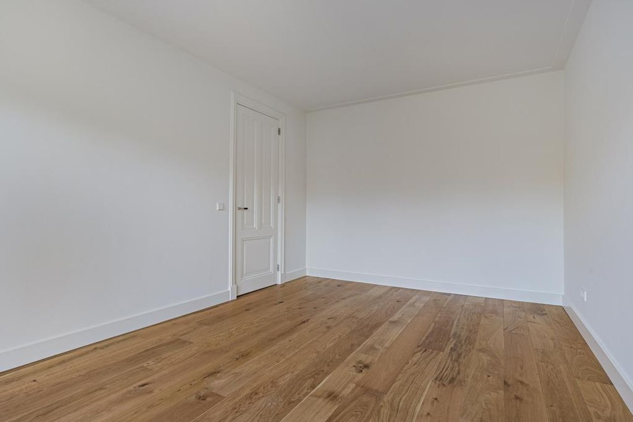 Renovated 1930s home with garden - Image 21