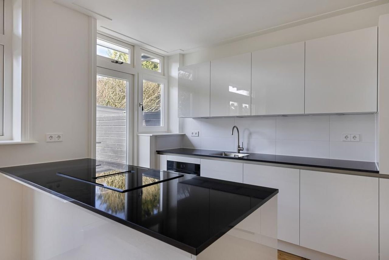 Renovated 1930s home with garden - Image 13