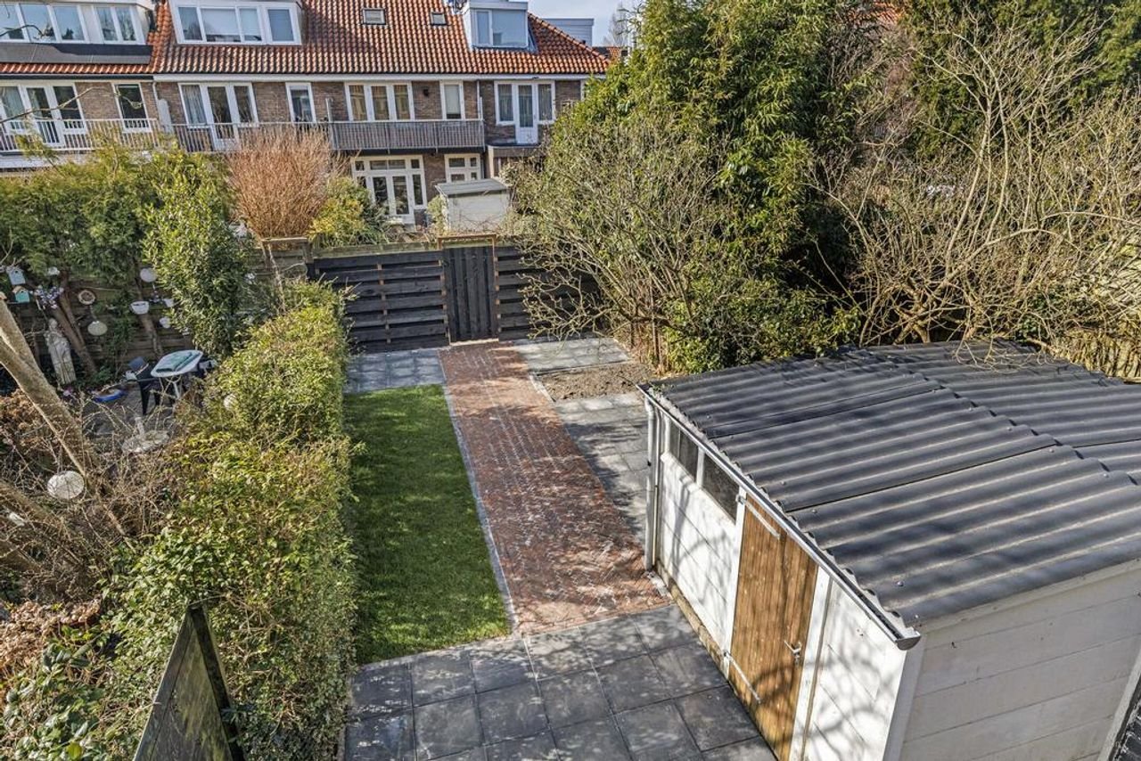 Renovated 1930s home with garden - Image 30