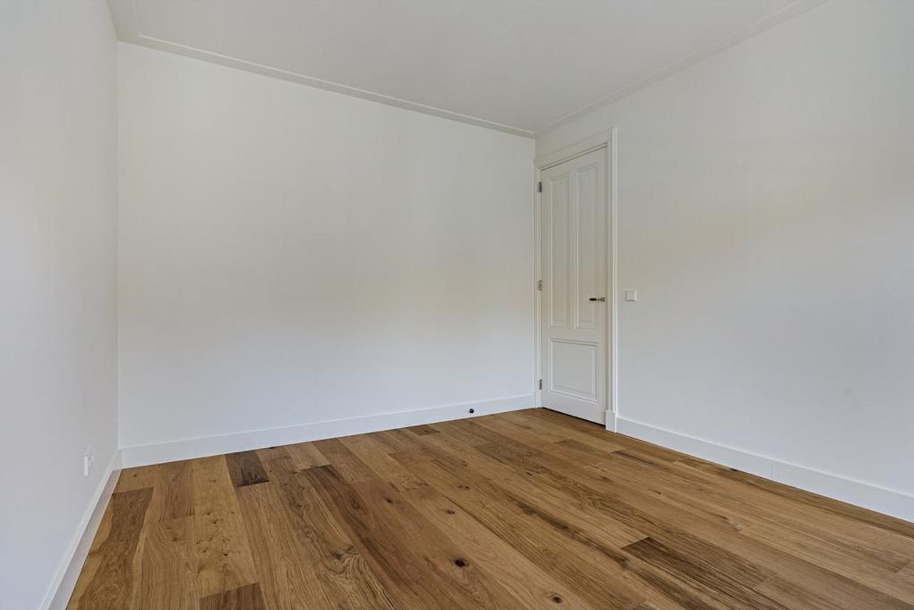 Renovated 1930s home with garden - Image 24