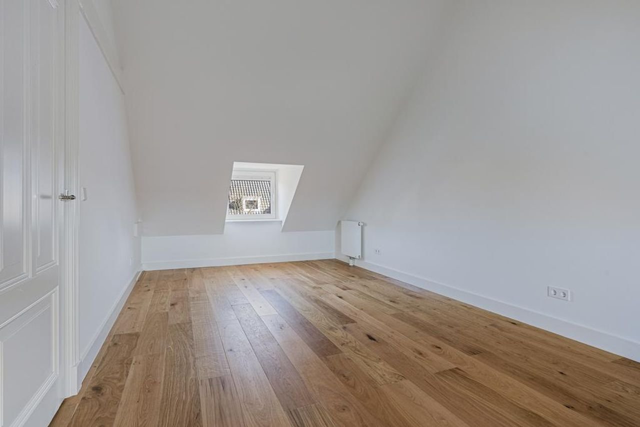 Renovated 1930s home with garden - Image 27