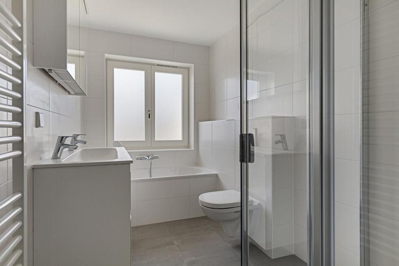 Renovated 1930s home with garden - Image 16