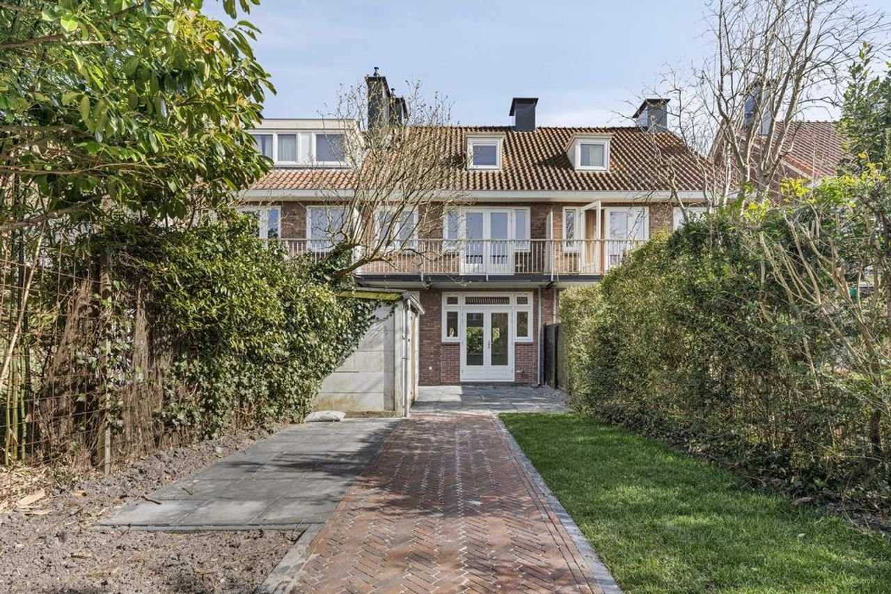 Renovated 1930s home with garden - Image 33