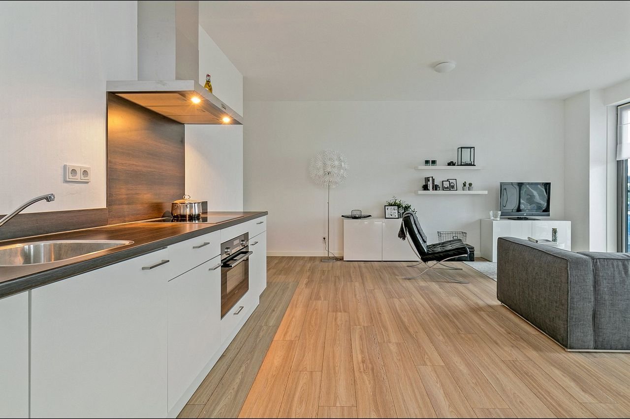 2-bedroom corner apartment overlooking the Amsterdam-Rhine Canal - Image 13