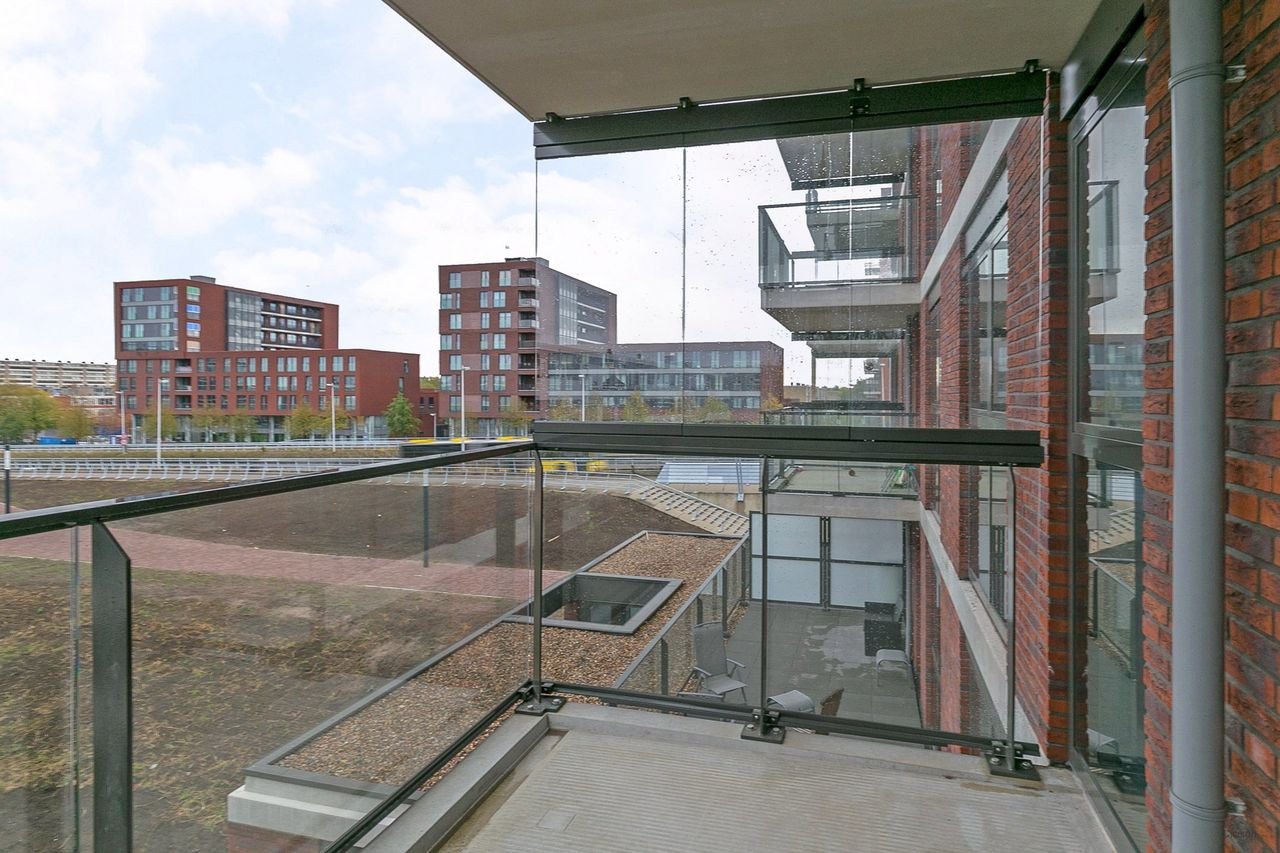 2-bedroom corner apartment overlooking the Amsterdam-Rhine Canal - Image 18
