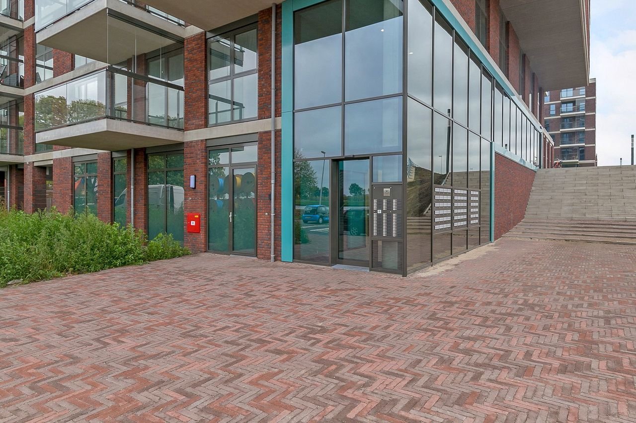 2-bedroom corner apartment overlooking the Amsterdam-Rhine Canal - Image 5