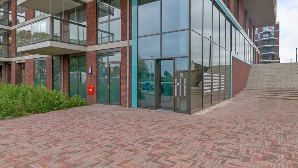 2-bedroom corner apartment overlooking the Amsterdam-Rhine Canal - Image 2