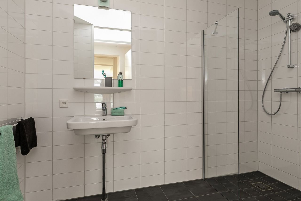 2-bedroom corner apartment overlooking the Amsterdam-Rhine Canal - Image 17