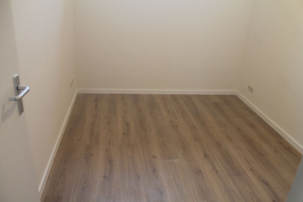 Modern apartment with roof terrace near the station - Image 4