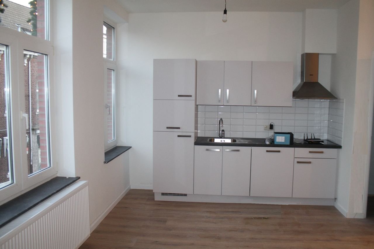 Modern apartment with roof terrace near the station - Image 2