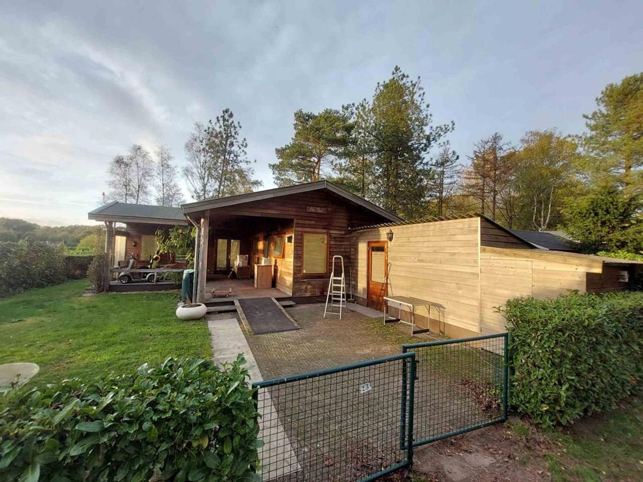 Vrijstaande houten bungalow met tuin - Afbeelding 1