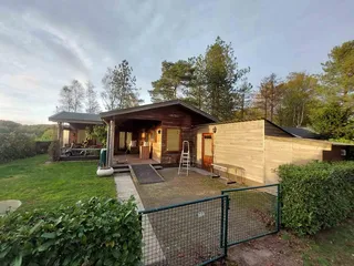 Vrijstaande houten bungalow met tuin