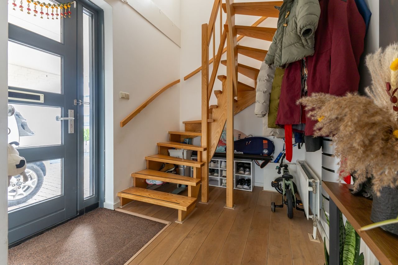 Modern huis met kantoor en carport - Afbeelding 2