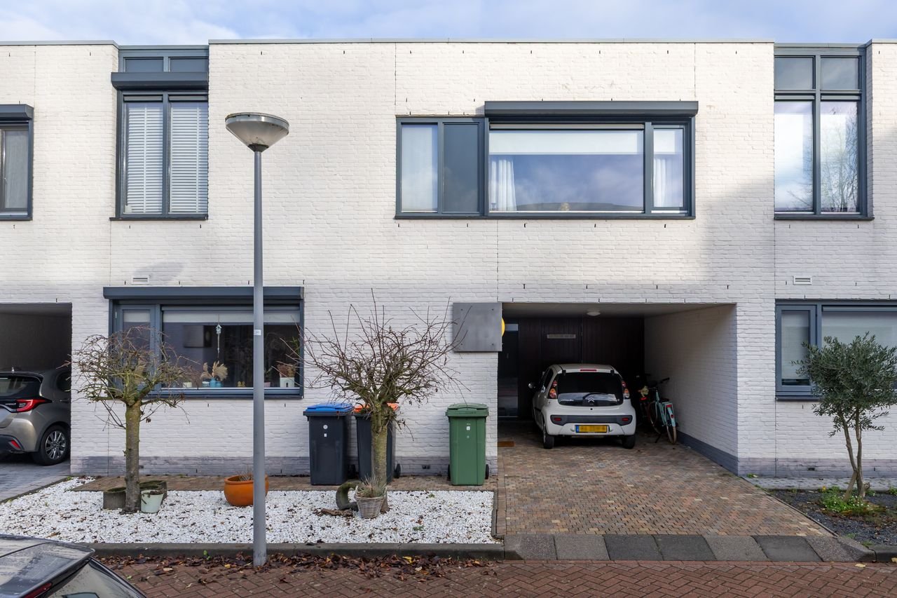 Modern huis met kantoor en carport - Afbeelding 1