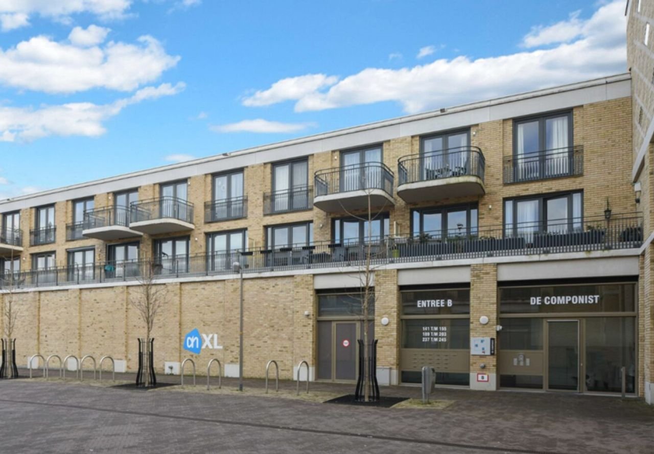 Modern 55+ apartment with sunny balcony - Image 2