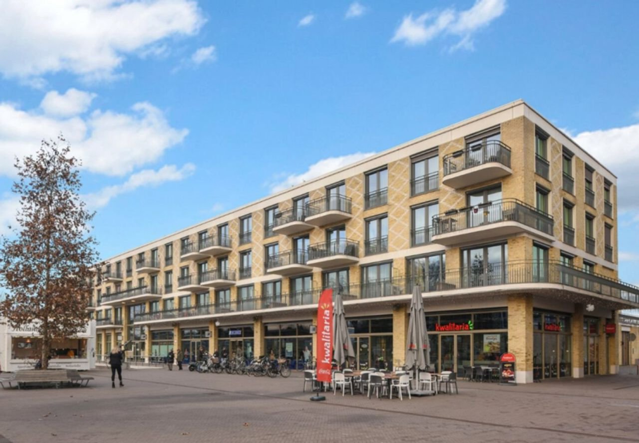 Modern 55+ apartment with sunny balcony - Image 1