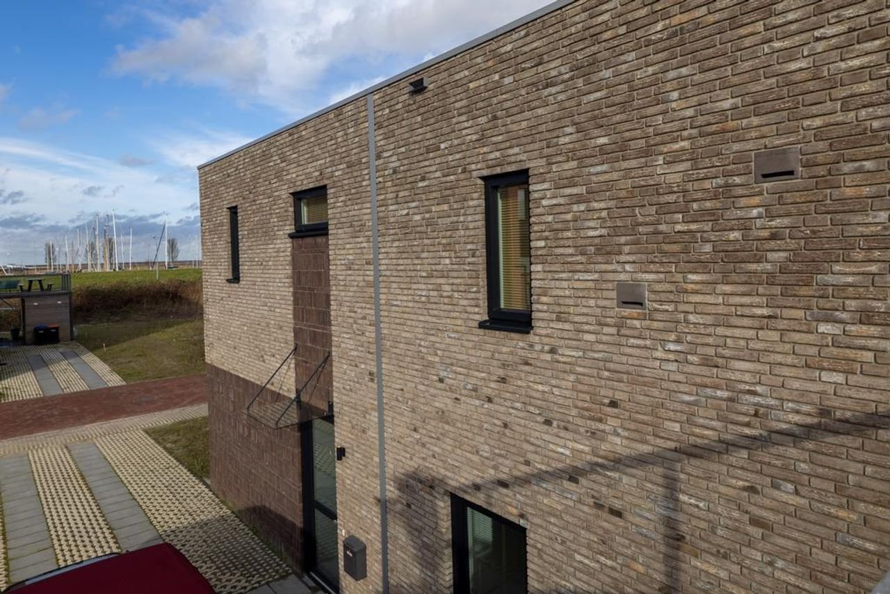 Semi-detached waterfront house - Image 18