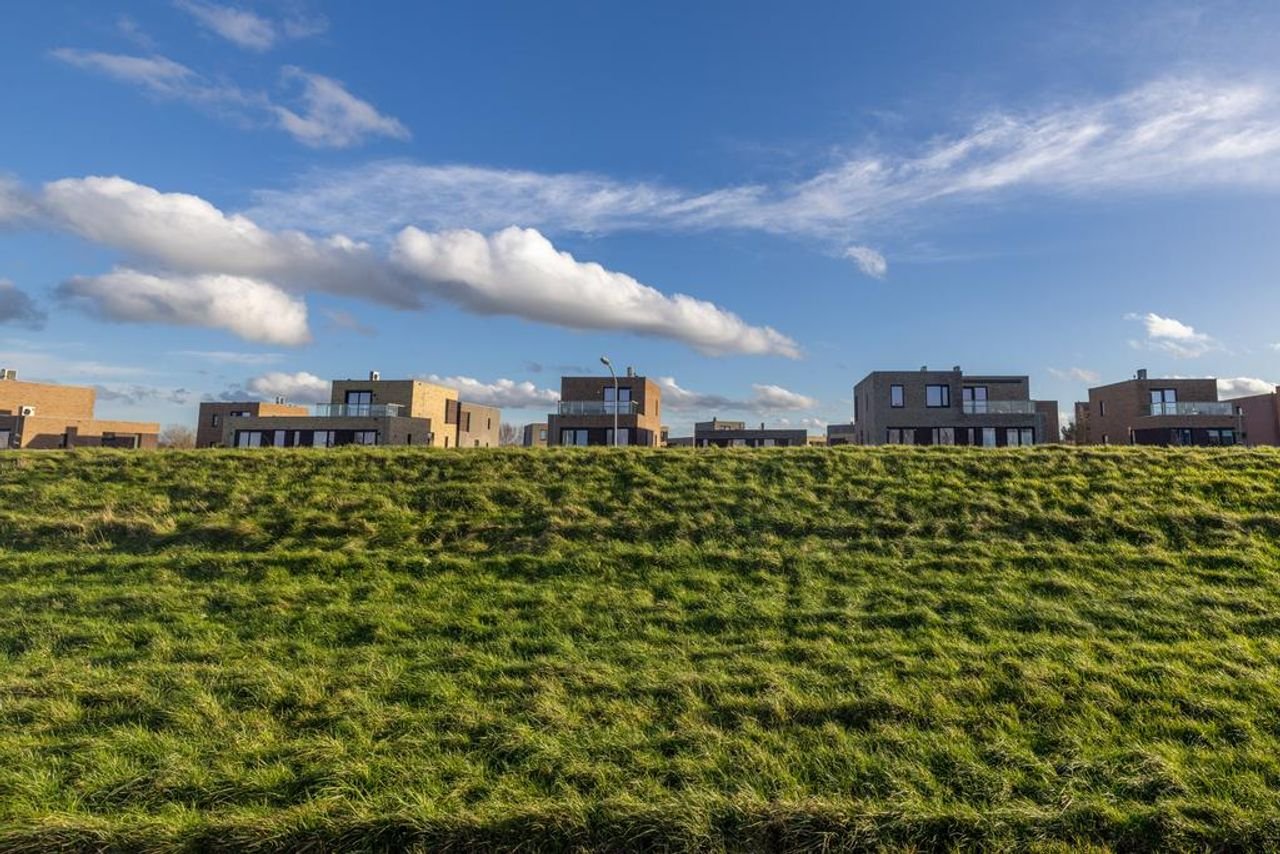 Semi-detached waterfront house - Image 19