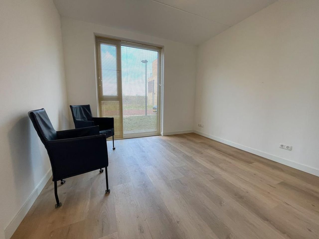 Semi-detached waterfront house - Image 6