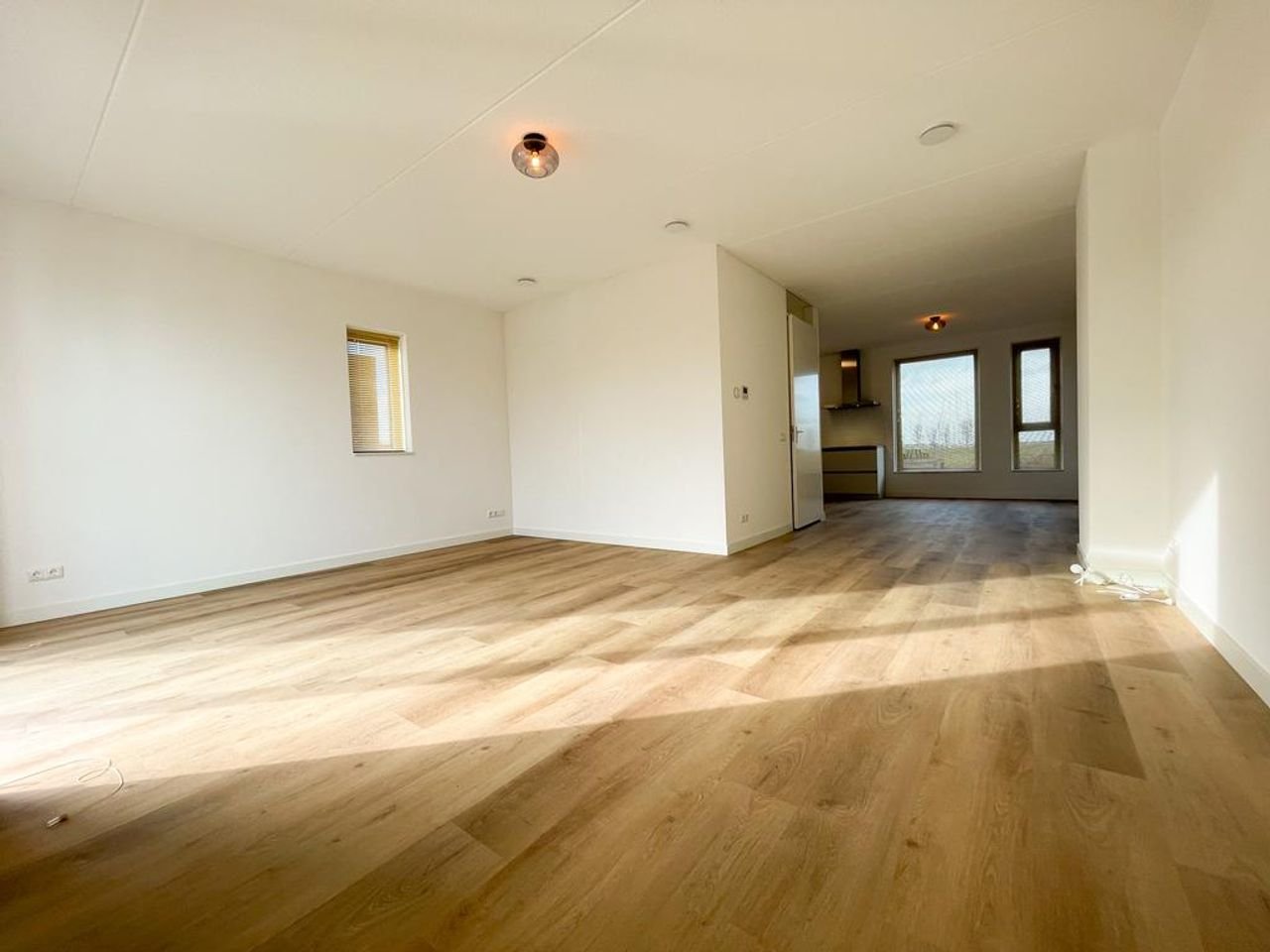 Semi-detached waterfront house - Image 11