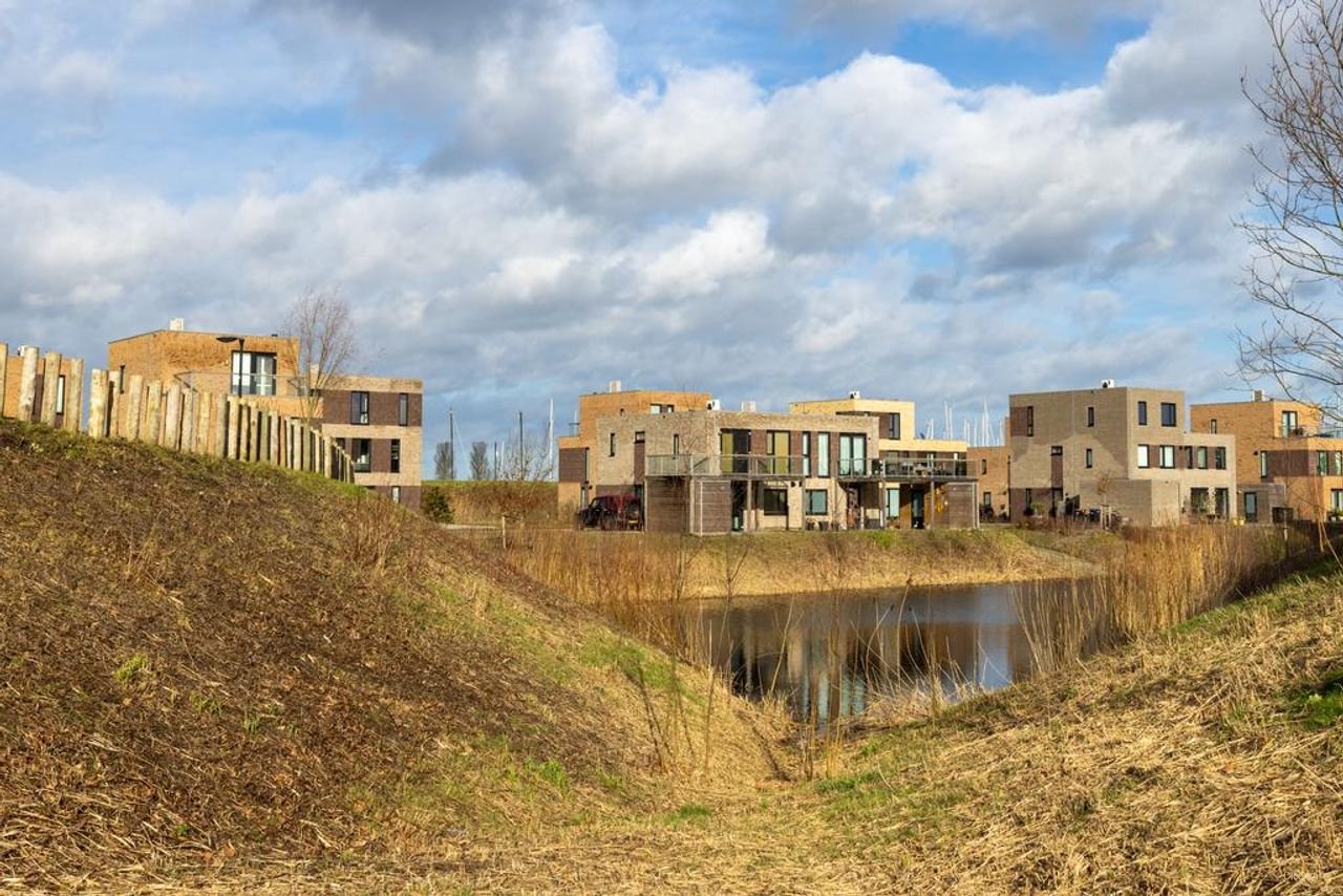 Semi-detached waterfront house - Image 3