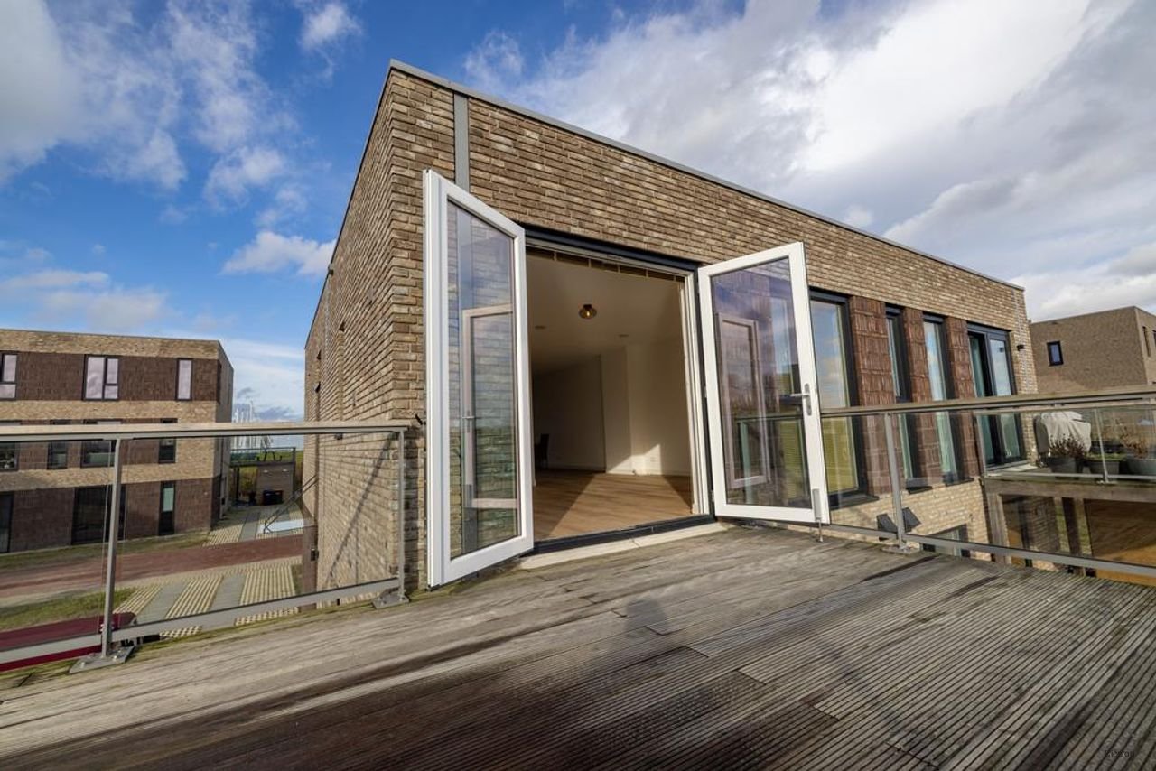 Semi-detached waterfront house - Image 17