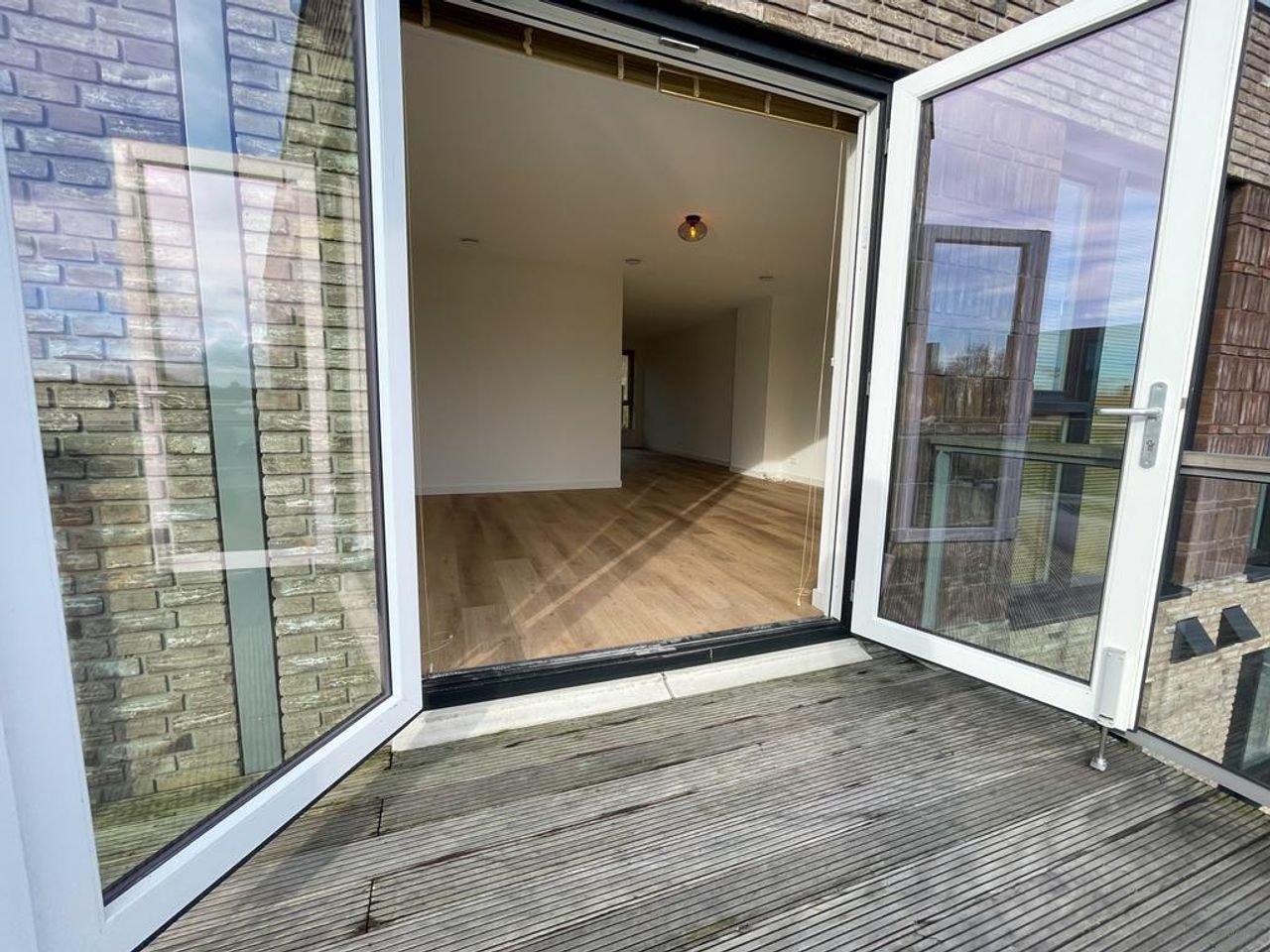 Semi-detached waterfront house - Image 15