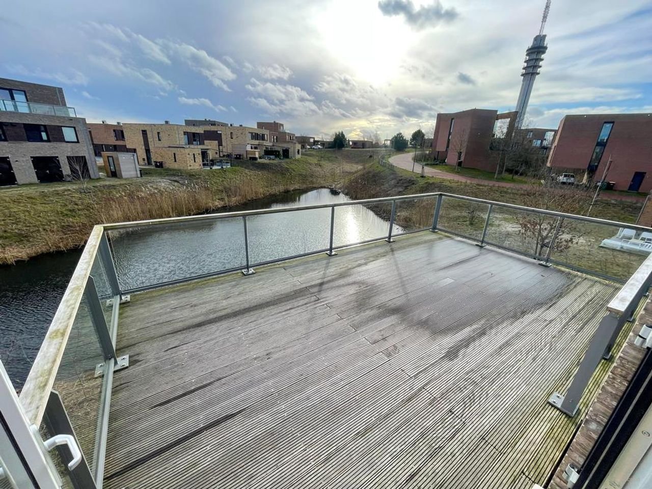 Semi-detached waterfront house - Image 16