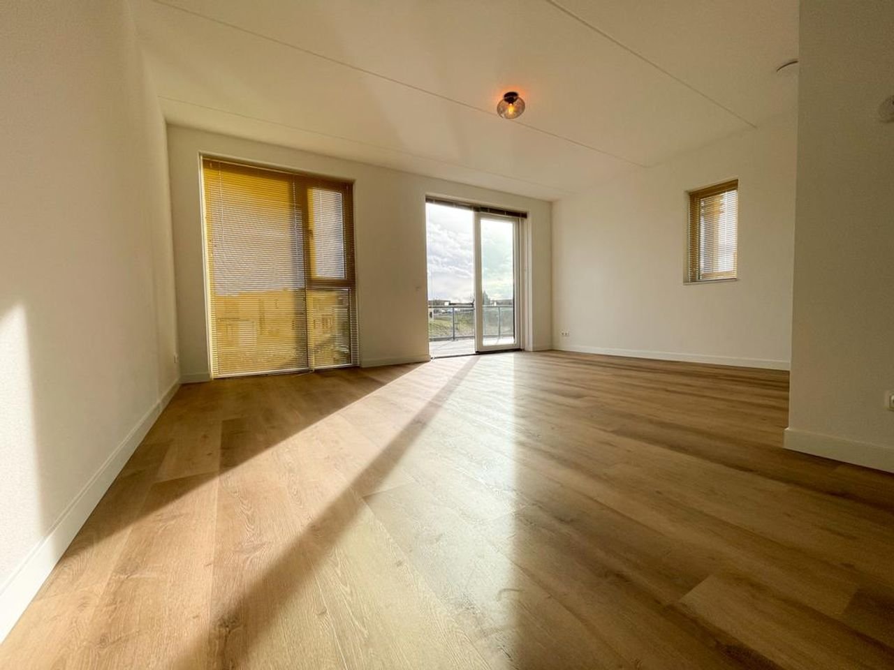 Semi-detached waterfront house - Image 10