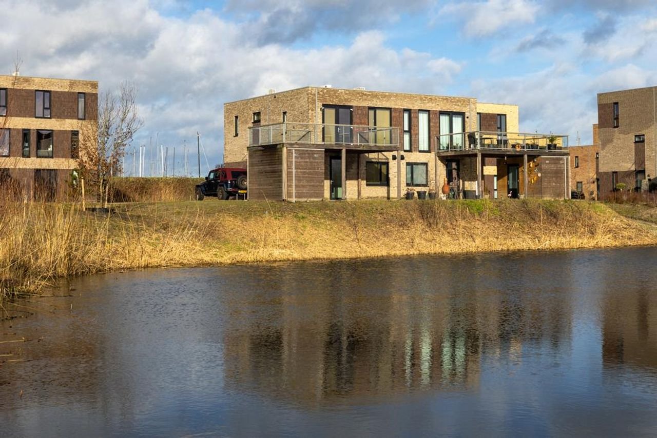 Semi-detached waterfront house - Image 1