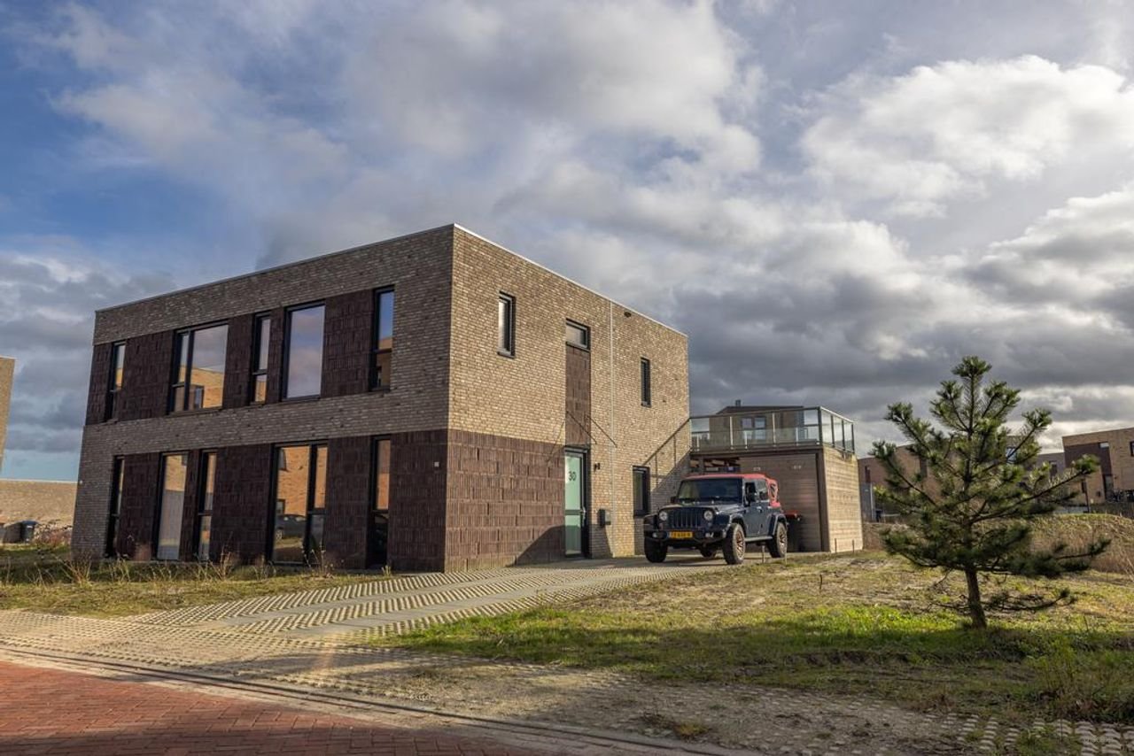 Semi-detached waterfront house - Image 2