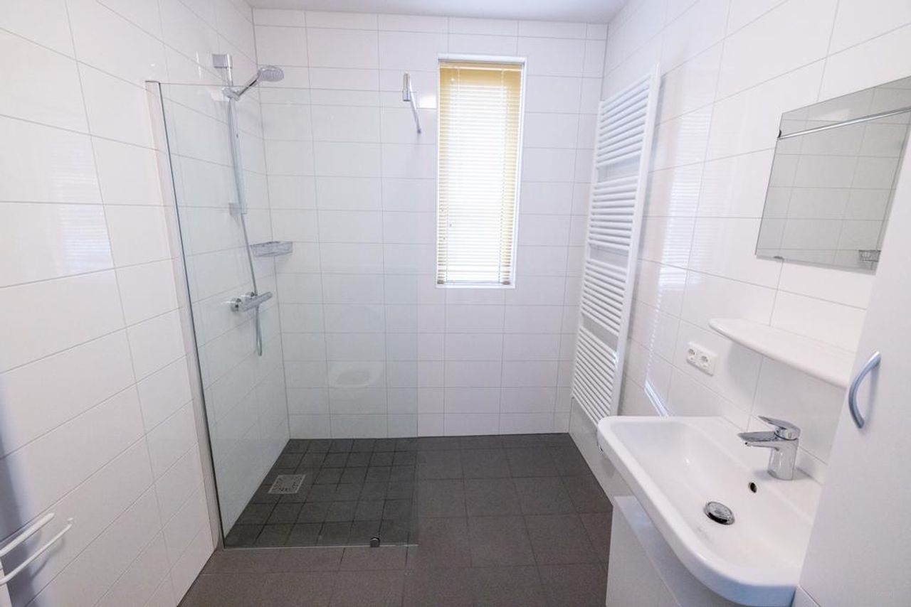 Semi-detached waterfront house - Image 8