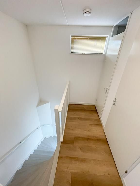 Semi-detached waterfront house - Image 9