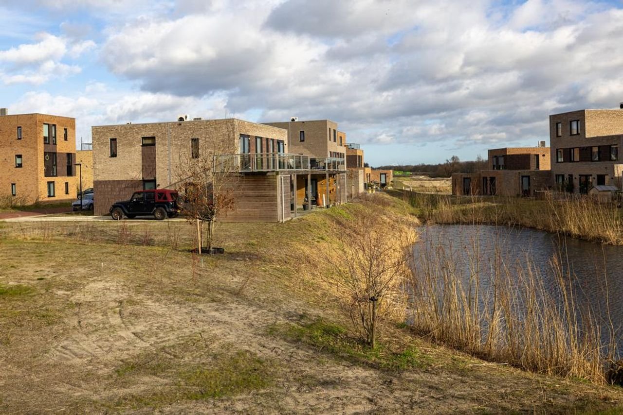 Semi-detached waterfront house - Image 4