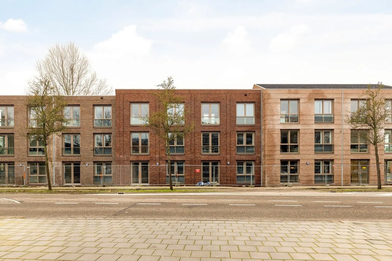 Modern apartment with parking space - Image 2