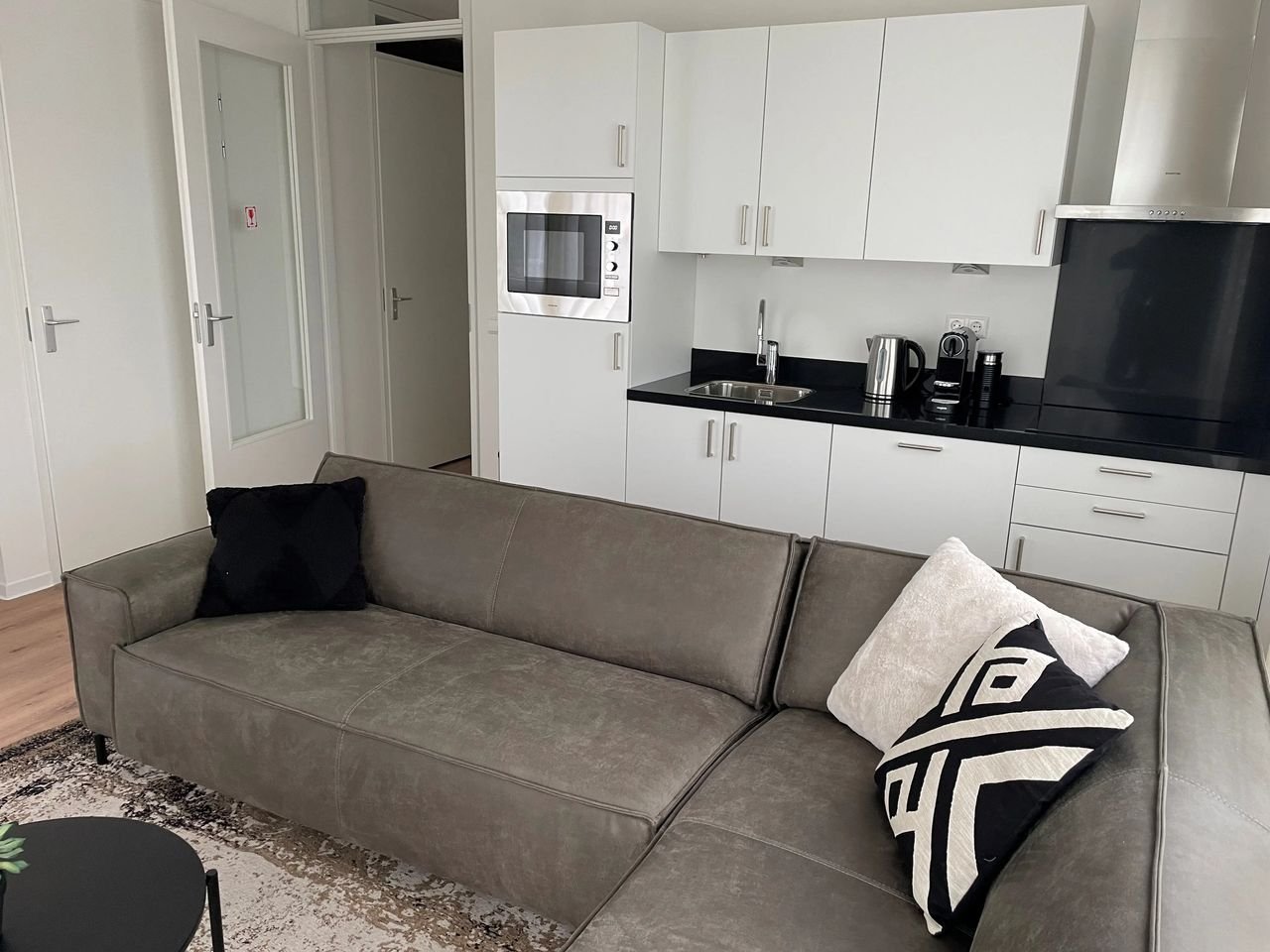 Modern apartment with parking space - Image 5