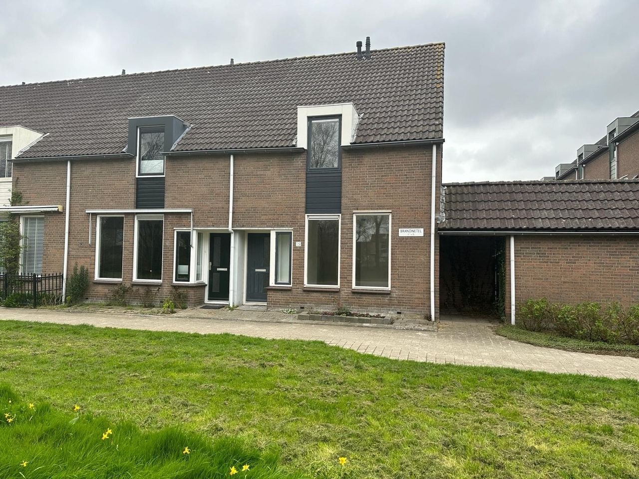 Gerenoveerde hoekwoning met 4 slaapkamers - Afbeelding 1