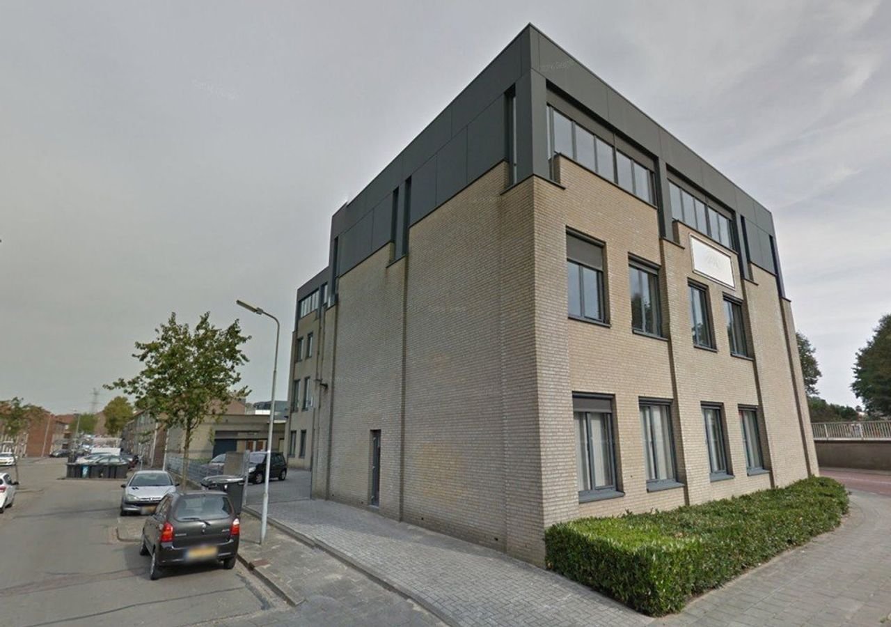 Spacious 60m² studio with roof terrace - Image 7