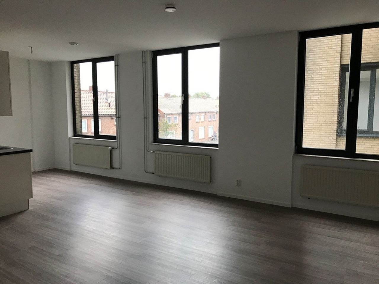 Spacious 60m² studio with roof terrace - Image 4